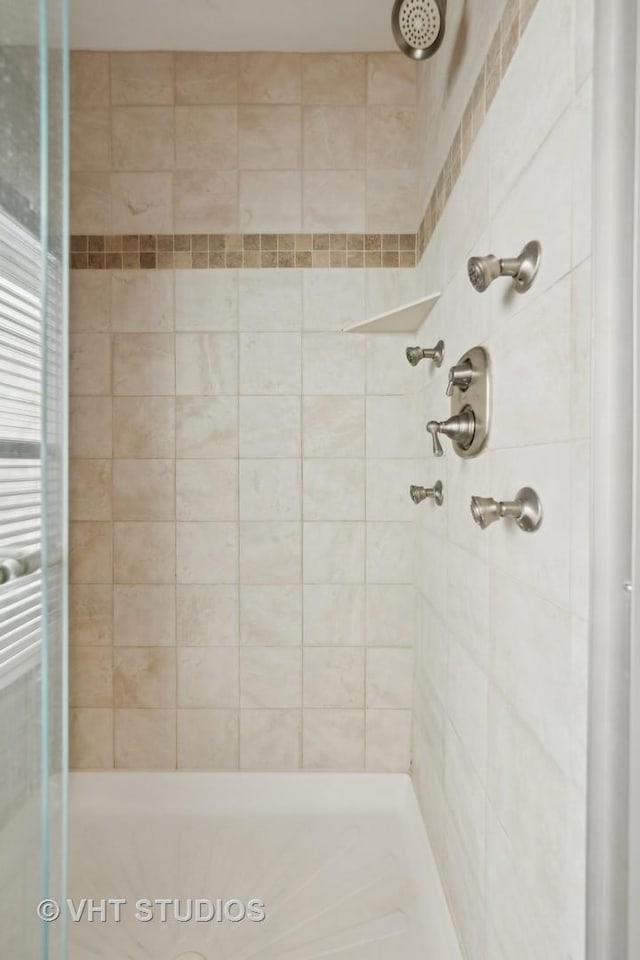 bathroom featuring a tile shower