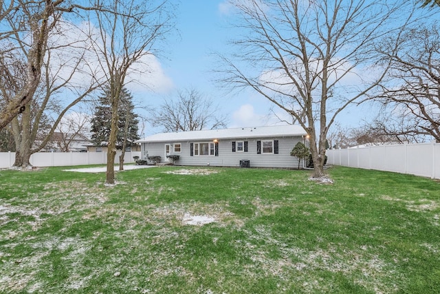 view of front facade featuring a front yard