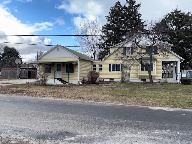 view of front of home featuring a front lawn and a carport