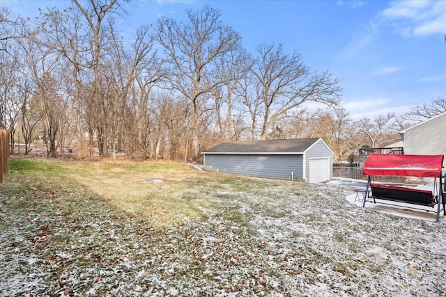 view of yard featuring a garage and an outdoor structure