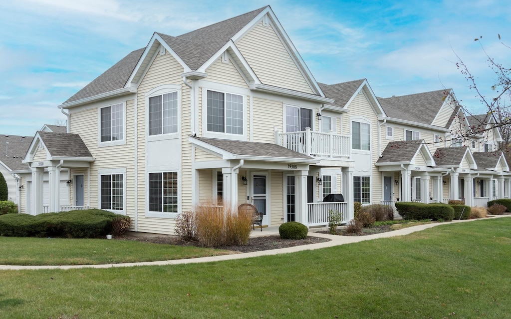 view of front of property with covered porch and a front lawn