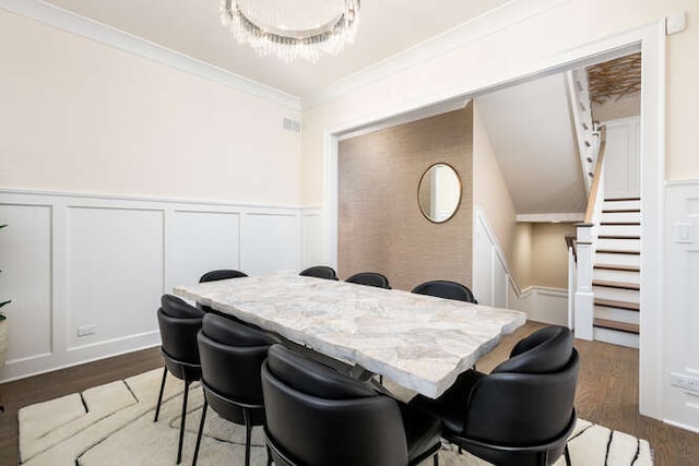 dining room with crown molding, a notable chandelier, and dark hardwood / wood-style flooring