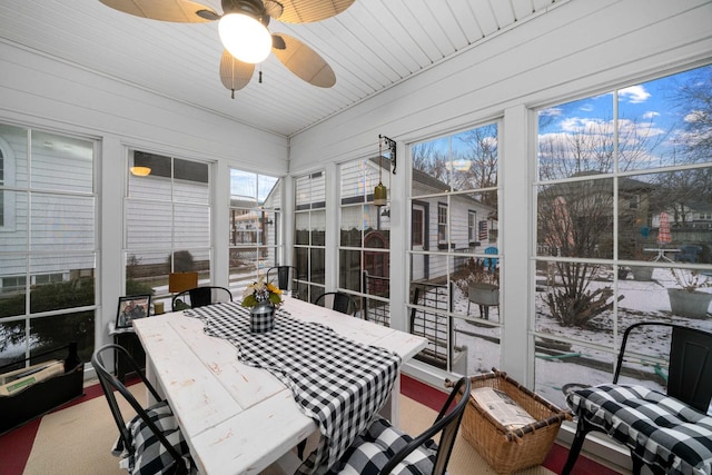 sunroom with ceiling fan