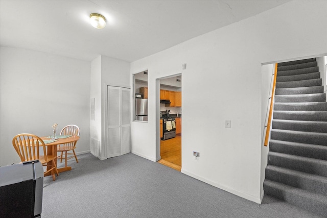 sitting room with carpet floors