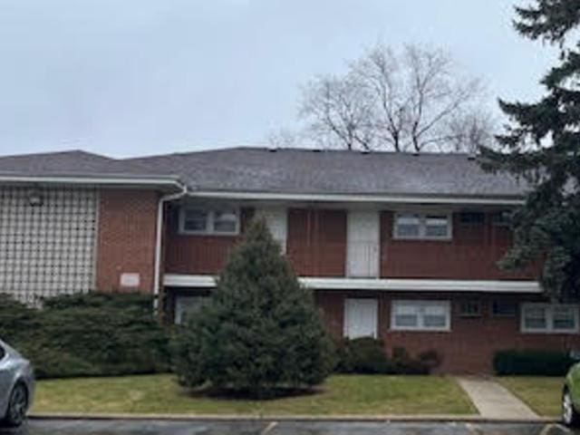 view of front of property with a front yard