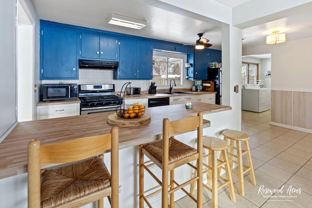 kitchen with black appliances, sink, light tile patterned flooring, ceiling fan, and blue cabinets