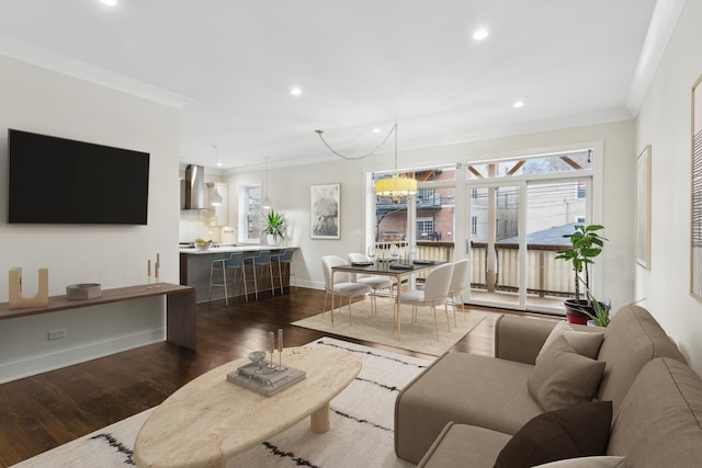 living room with a notable chandelier, crown molding, and dark hardwood / wood-style floors