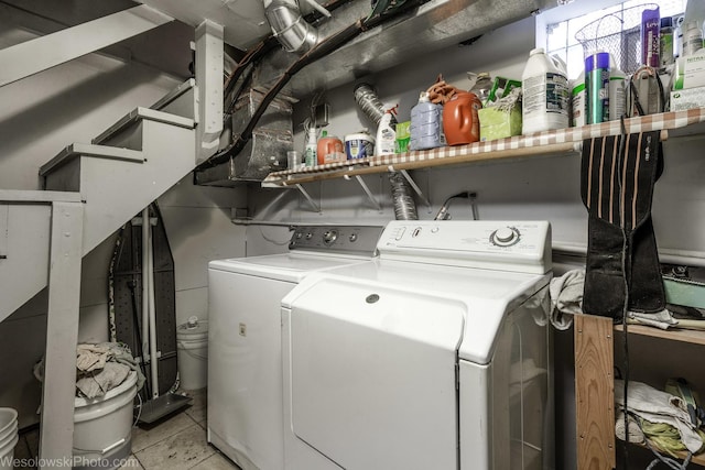 laundry room featuring light tile patterned floors and washing machine and clothes dryer