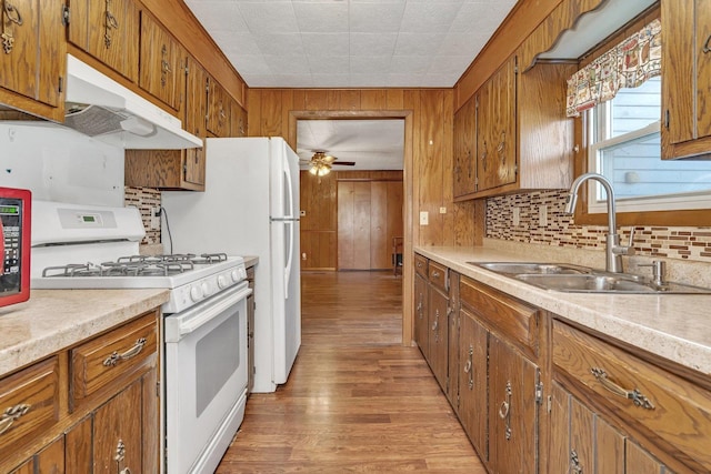 kitchen featuring white range with gas cooktop, sink, ceiling fan, and light hardwood / wood-style floors