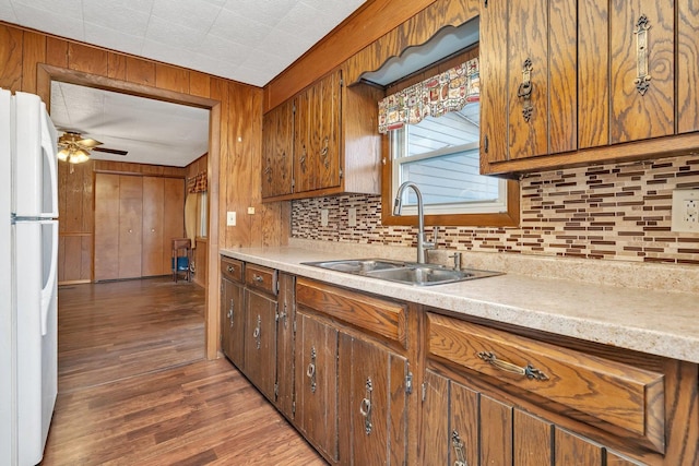 kitchen with sink, ceiling fan, tasteful backsplash, dark hardwood / wood-style flooring, and white fridge