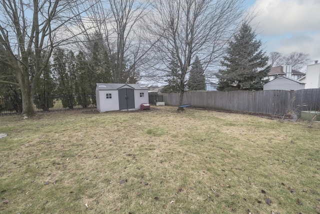 view of yard featuring a storage shed