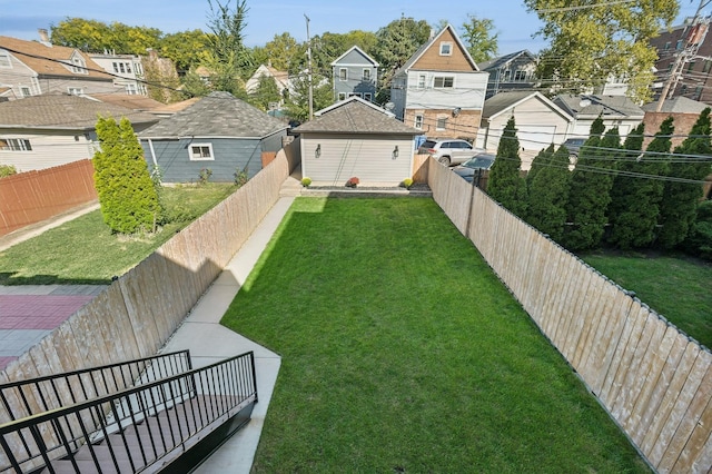 view of yard with an outdoor structure