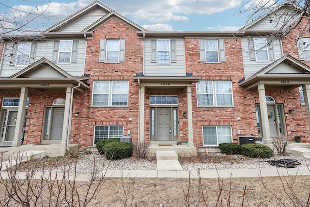 townhome / multi-family property featuring cooling unit