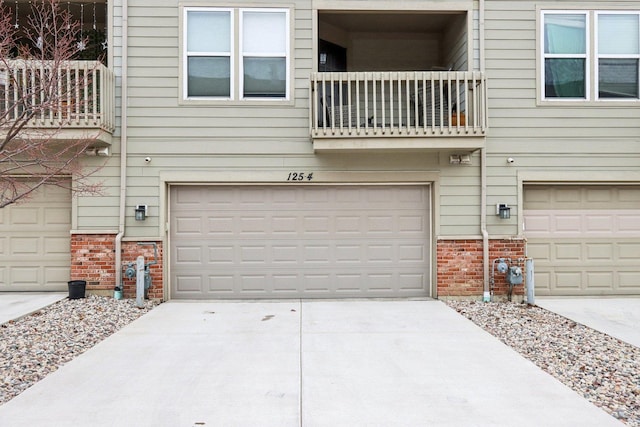 view of front facade featuring a garage