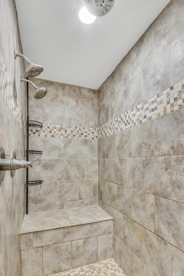 bathroom featuring a tile shower