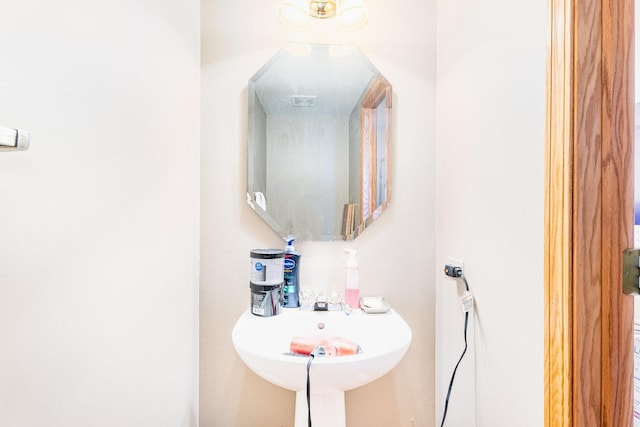 bathroom featuring sink