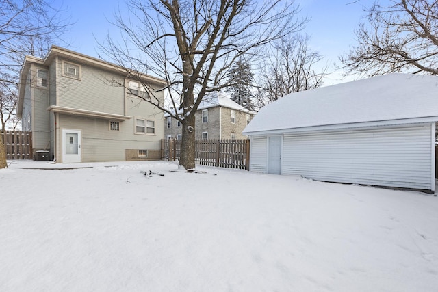 view of yard layered in snow