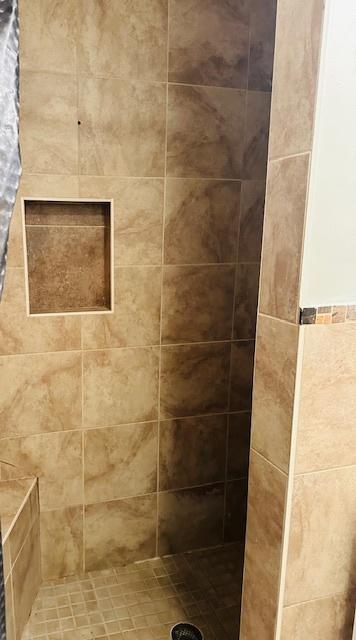 bathroom featuring a tile shower