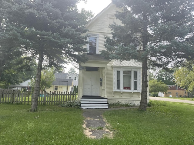 view of front of property featuring a front lawn