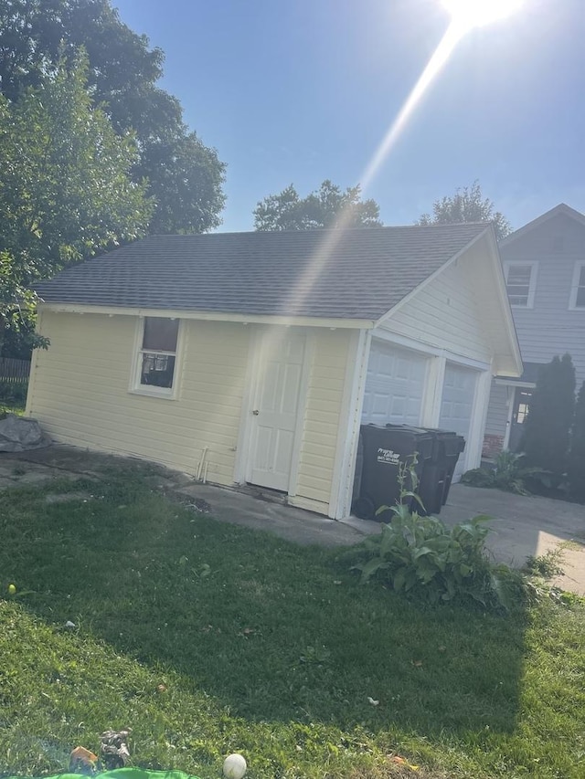 view of front of house featuring a garage and a front lawn