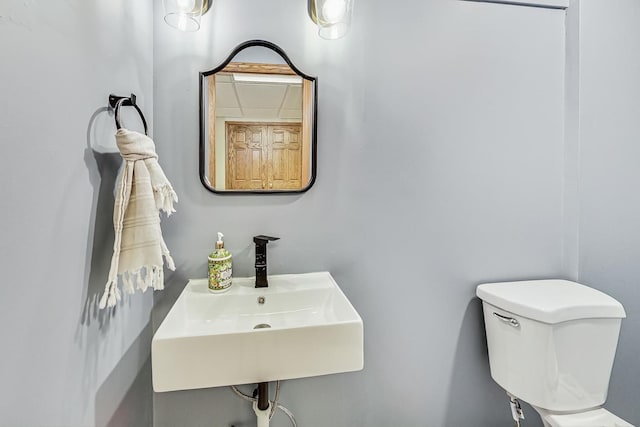 bathroom featuring toilet and sink