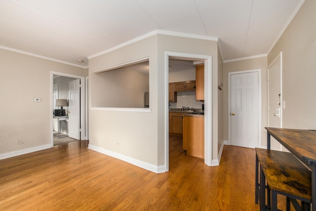 living room with sink, crown molding, and wood-type flooring