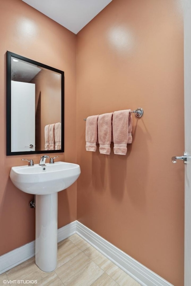 bathroom featuring sink