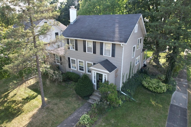 colonial house featuring a front lawn