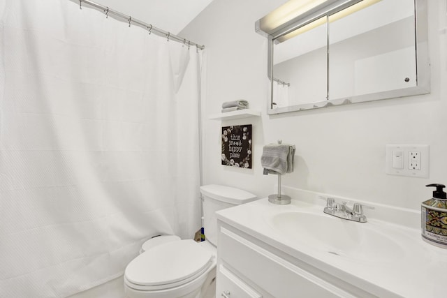 bathroom with a shower with shower curtain, vanity, and toilet