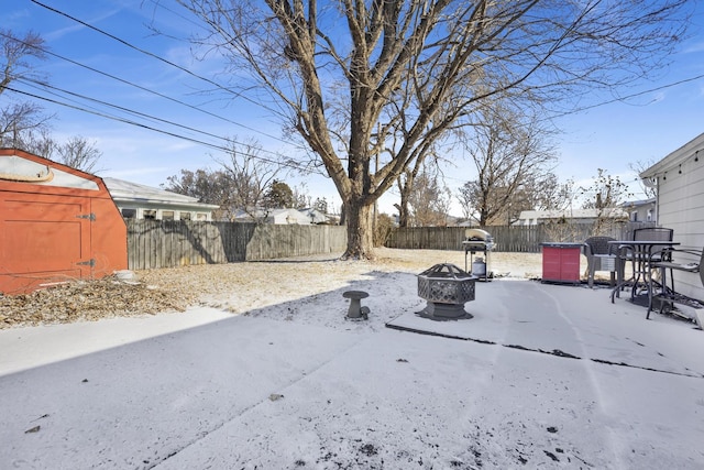 view of yard with a fire pit