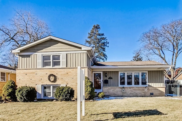 tri-level home featuring a front yard