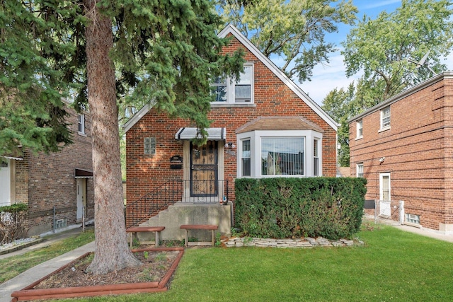 view of front facade featuring a front lawn