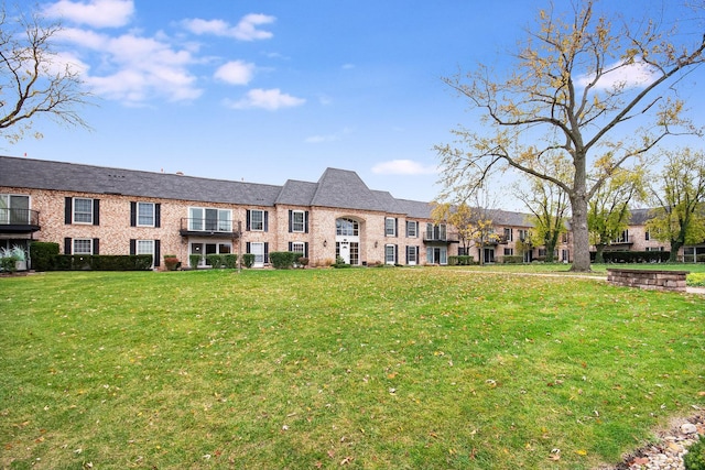 view of front of property with a front yard