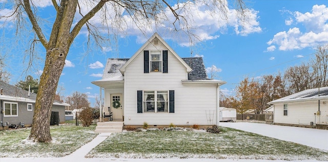 view of front of house featuring a front lawn