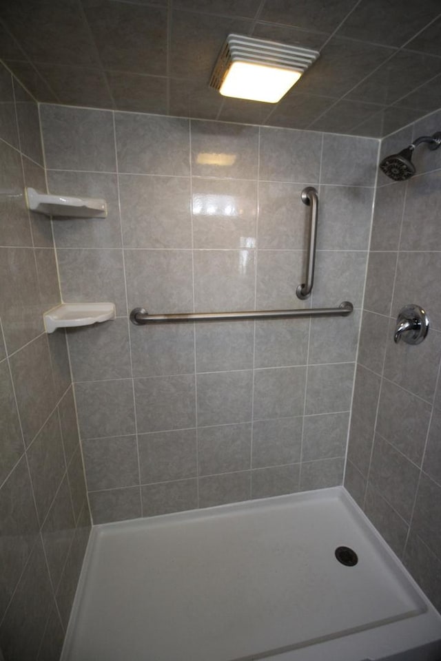 bathroom featuring tiled shower