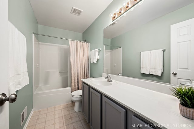 full bathroom featuring shower / bath combo with shower curtain, toilet, and vanity