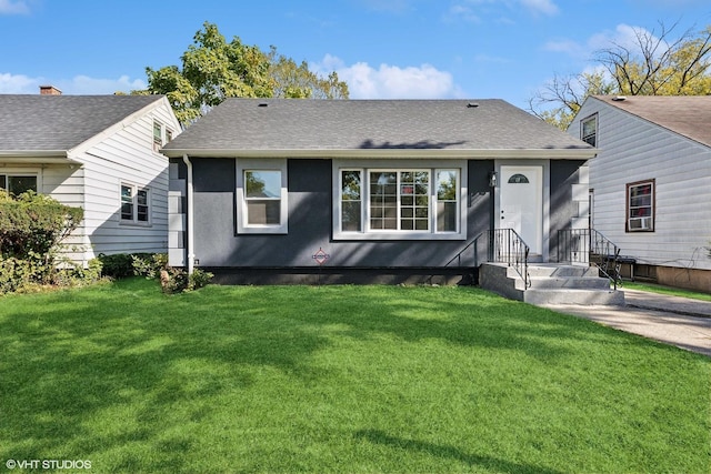 bungalow featuring a front lawn