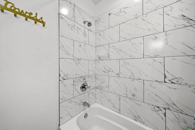 bathroom featuring tiled shower / bath combo