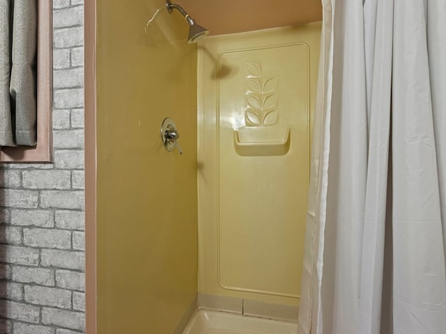 room details featuring a shower with curtain