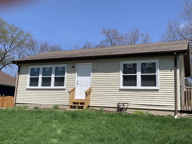 view of front of property featuring a front lawn