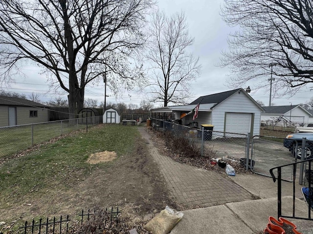 view of yard featuring a storage unit