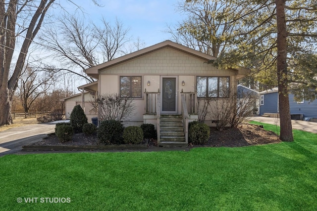 view of front of home featuring a front lawn