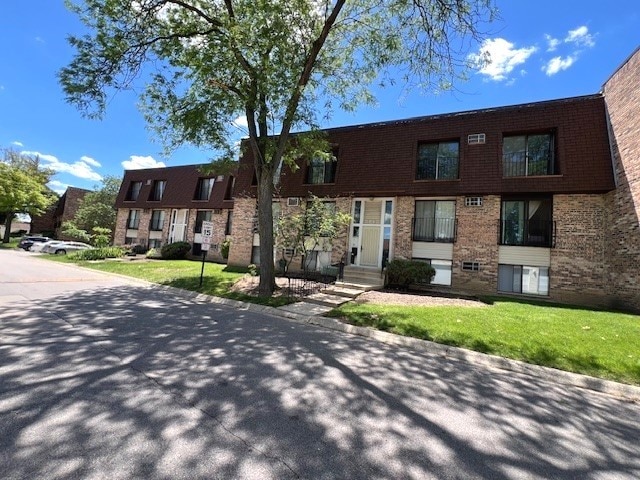 view of front of house featuring a front yard