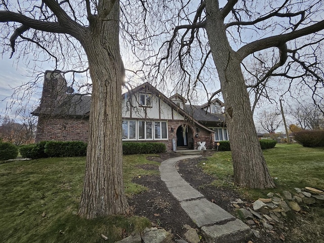 view of front of house featuring a front lawn