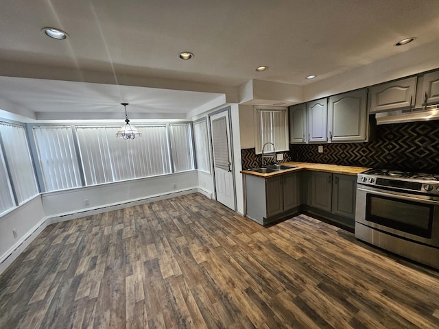 kitchen with gas stove, decorative light fixtures, sink, dark hardwood / wood-style floors, and gray cabinets