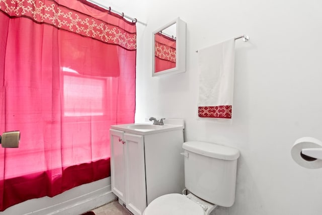 full bathroom featuring toilet, vanity, and shower / tub combo with curtain