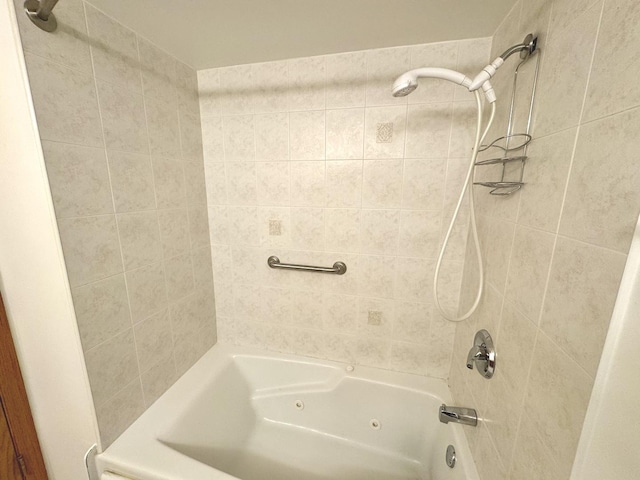 bathroom with tiled shower / bath