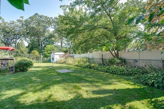 view of yard with a shed