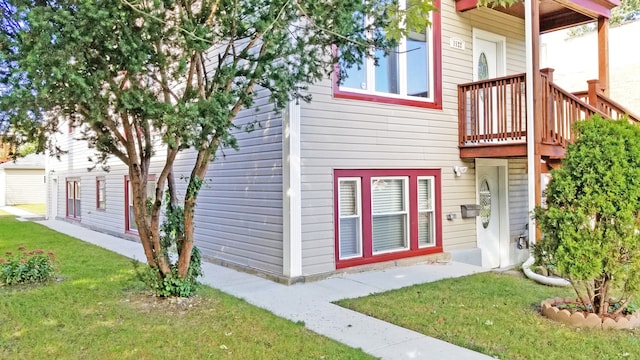 view of side of property featuring a lawn