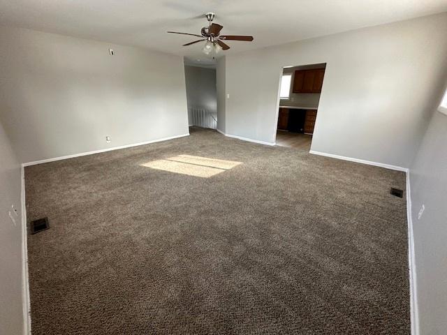 carpeted empty room featuring ceiling fan